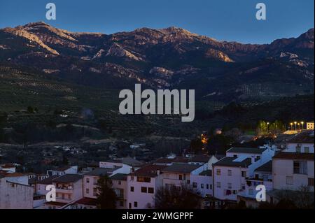 Vue de la ville médiévale et historique espagnole Quesada dans la province de Jaen en Andalousie, illuminée avec des lampadaires dans la soirée. Style de vie, voyages Banque D'Images