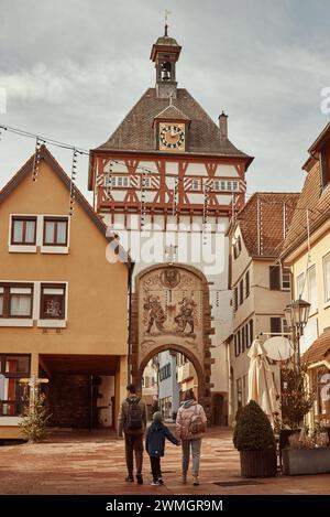 Balade automnale à Bietigheim-Bissingen : bonheur familial en Allemagne. Explorer Bietigheim-Bissingen : aventure automnale en famille en Allemagne. Des moments chéris Banque D'Images