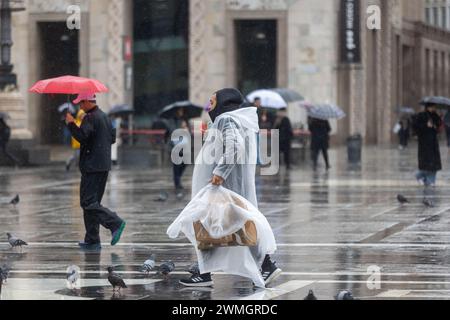 Milan, Italie. 26 février 2024. Foto Stefano Porta/LaPresse26-02-2024, Milano, Italia - Cronaca - Giornata di pioggia in centro Nella foto : Piazza del Duomo 26 février 2024, Milan, Italie - nouvelles - jour de pluie centre ville crédit : LaPresse/Alamy Live News Banque D'Images