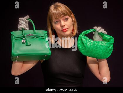 Londres, Angleterre, Royaume-Uni. 26 février 2024. Un membre du personnel avec HermÂes : a bambou Swift Leather Birkin 25, c.2012, est Â£12 000 - Â£18 000 et Bottega Veneta : a Parakeet Green Lambskin Mini Jodie, est Â£700 - Â£900 aperçu de presse de la vente de sacs à main et de mode chez Bonhams Knightsbridge. (Crédit image : © Tayfun Salci/ZUMA Press Wire) USAGE ÉDITORIAL SEULEMENT! Non destiné à UN USAGE commercial ! Crédit : ZUMA Press, Inc/Alamy Live News Banque D'Images