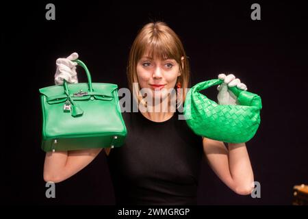 Londres, Angleterre, Royaume-Uni. 26 février 2024. Un membre du personnel avec HermÂes : a bambou Swift Leather Birkin 25, c.2012, est Â£12 000 - Â£18 000 et Bottega Veneta : a Parakeet Green Lambskin Mini Jodie, est Â£700 - Â£900 aperçu de presse de la vente de sacs à main et de mode chez Bonhams Knightsbridge. (Crédit image : © Tayfun Salci/ZUMA Press Wire) USAGE ÉDITORIAL SEULEMENT! Non destiné à UN USAGE commercial ! Crédit : ZUMA Press, Inc/Alamy Live News Banque D'Images