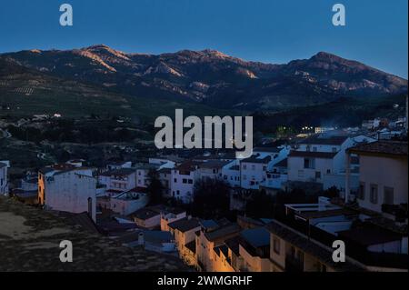 Sierra de Cazorla. Quesada. Jaen. Andalousie. Espagne. Belles montagnes le soir et bâtiments blancs au premier plan. Banque D'Images