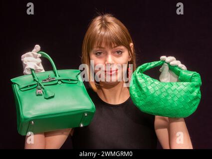 Londres, Angleterre, Royaume-Uni. 26 février 2024. Un membre du personnel avec HermÂes : a bambou Swift Leather Birkin 25, c.2012, est Â£12 000 - Â£18 000 et Bottega Veneta : a Parakeet Green Lambskin Mini Jodie, est Â£700 - Â£900 aperçu de presse de la vente de sacs à main et de mode chez Bonhams Knightsbridge. (Crédit image : © Tayfun Salci/ZUMA Press Wire) USAGE ÉDITORIAL SEULEMENT! Non destiné à UN USAGE commercial ! Crédit : ZUMA Press, Inc/Alamy Live News Banque D'Images