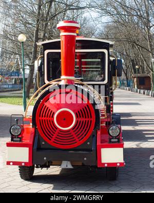 Train pour enfants. Promenez-vous dans le parc de loisirs de la ville. Animations et loisirs pour les enfants. Journée ensoleillée de printemps. Banque D'Images