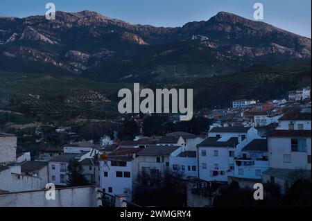 Maisons blanches dans les montagnes au coucher du soleil. Quesada. Jaen. Andalousie. Espagne. Île ibérique Banque D'Images