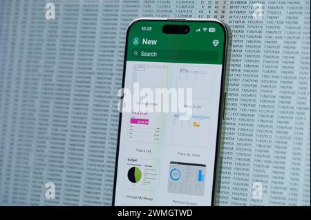 New York, États-Unis - 22 février 2024 : Nouveau fichier Microsoft Excel création dans smartphone sur fond de données vue rapprochée Banque D'Images