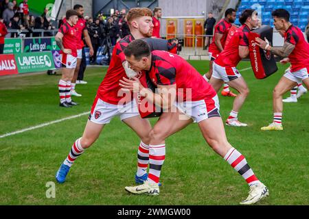 Entraînez-vous au sac pendant l'échauffement. Salford Red Devils vs Castleford Tigers Betfred Super League Round 2, Salford Community Stadium, 25 février 2024. Crédit : James Giblin/Alamy Live News Banque D'Images