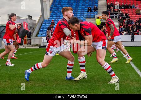 Entraînez-vous au sac pendant l'échauffement. Salford Red Devils vs Castleford Tigers Betfred Super League Round 2, Salford Community Stadium, 25 février 2024. Crédit : James Giblin/Alamy Live News Banque D'Images