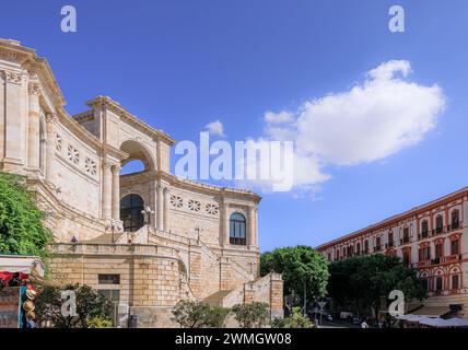 Paysage urbain de Cagliari, Italie : vue du Bastion de Saint Rémy, un des symboles de la capitale de la Sardaigne. Banque D'Images