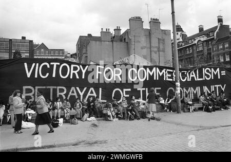 Londres 1980s. Ouverture de la nouvelle place Covent Garden. La Covent Garden Community Association (CGCA) a lutté contre le commercialisme de cette partie centrale de Londres. Leur bannière, «victoire pour le commercialisme trahison de la Communauté». Covent Garden Piazza a été inauguré par Sir Horace Cutler le 19 juin 1980. ROYAUME-UNI HOMER SYKES Banque D'Images