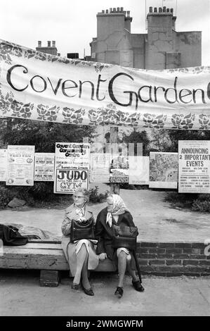 La Covent Garden Community Association a lutté contre le commercialisme de cette partie centrale de Londres. Ils craignaient que le commercialisme ne chasse les petites boutiques traditionnelles et les résidents locaux. Juin 1980. ANNÉES 1980 ROYAUME-UNI HOMER SYKES Banque D'Images