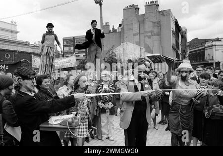 Protestation des années 1980 à Londres. Ouverture du nouveau Covent Garden Piazza London par des artistes de rue de la Covent Garden Community Association portant des masques faciaux Sir Horace Cutler, coupant le ruban adhésif, la parodie de la cérémonie d'ouverture. 19 juin 1980. Angleterre Royaume-Uni des années 1980 1980 HOMER SYKES Banque D'Images