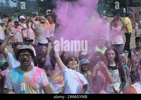 Melbourne, Victoria, Australie. 25 février 2024. People Celebrating Festivals of Colours Holi (une partie de la célébration de l'unité de l'esprit humain) organisé par Explore Hare Krishna Valley à Melbourne. Holi est une ancienne tradition sacrée des hindous, un jour férié dans de nombreux états de l'Inde et du Népal avec des vacances régionales dans d'autres pays. C'est une célébration culturelle qui donne aux hindous et aux non-hindous l'occasion de plaisanter avec d'autres personnes en jetant de l'eau colorée et de la poudre appelée gulal, honore le triomphe du bien sur le mal. Célébrants feux de joie légers, EA Banque D'Images