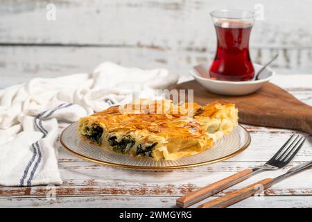 Pâte aux épinards. Produit de pâtisserie. Tarte aux épinards sur fond blanc. nom local ispanakli borek Banque D'Images