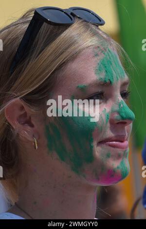 Melbourne, Victoria, Australie. 25 février 2024. People Celebrating Festivals of Colours Holi (une partie de la célébration de l'unité de l'esprit humain) organisé par Explore Hare Krishna Valley à Melbourne. Holi est une ancienne tradition sacrée des hindous, un jour férié dans de nombreux états de l'Inde et du Népal avec des vacances régionales dans d'autres pays. C'est une célébration culturelle qui donne aux hindous et aux non-hindous l'occasion de plaisanter avec d'autres personnes en jetant de l'eau colorée et de la poudre appelée gulal, honore le triomphe du bien sur le mal. Célébrants feux de joie légers, EA Banque D'Images