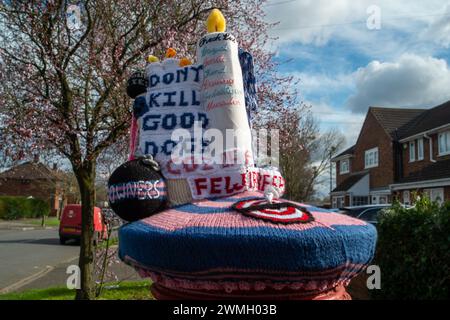 Slough, Royaume-Uni. 26 février 2024. Un topper de boîte aux lettres pro XL Bully Dogs sur une boîte aux lettres à Slough, Berkshire avec une pancarte disant « Stop BSL punir l'action, pas la race ! Tricoté par une Nanna de deux XL Bullies. À partir du 1er février 2024, posséder un tyran XL en Angleterre et au pays de Galles est devenu une infraction pénale à moins que le propriétaire ne possède un certificat d'exemption pour le chien. Cette nouvelle loi a été mise en œuvre par le Gouvernement après qu'un certain nombre de personnes ont été tuées ou grièvement blessées par des attaques lancées par des chiens tyranniques XL. Crédit : Maureen McLean/Alamy Live News Banque D'Images