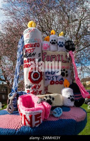 Slough, Royaume-Uni. 26 février 2024. Un topper de boîte aux lettres pro XL Bully Dogs sur une boîte aux lettres à Slough, Berkshire avec une pancarte disant « Stop BSL punir l'action, pas la race ! Tricoté par une Nanna de deux XL Bullies. À partir du 1er février 2024, posséder un tyran XL en Angleterre et au pays de Galles est devenu une infraction pénale à moins que le propriétaire ne possède un certificat d'exemption pour le chien. Cette nouvelle loi a été mise en œuvre par le Gouvernement après qu'un certain nombre de personnes ont été tuées ou grièvement blessées par des attaques lancées par des chiens tyranniques XL. Crédit : Maureen McLean/Alamy Live News Banque D'Images