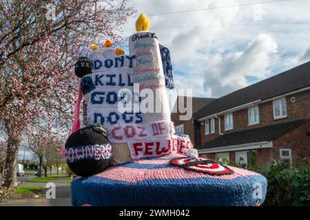 Slough, Royaume-Uni. 26 février 2024. Un topper de boîte aux lettres pro XL Bully Dogs sur une boîte aux lettres à Slough, Berkshire avec une pancarte disant « Stop BSL punir l'action, pas la race ! Tricoté par une Nanna de deux XL Bullies. À partir du 1er février 2024, posséder un tyran XL en Angleterre et au pays de Galles est devenu une infraction pénale à moins que le propriétaire ne possède un certificat d'exemption pour le chien. Cette nouvelle loi a été mise en œuvre par le Gouvernement après qu'un certain nombre de personnes ont été tuées ou grièvement blessées par des attaques lancées par des chiens tyranniques XL. Crédit : Maureen McLean/Alamy Live News Banque D'Images