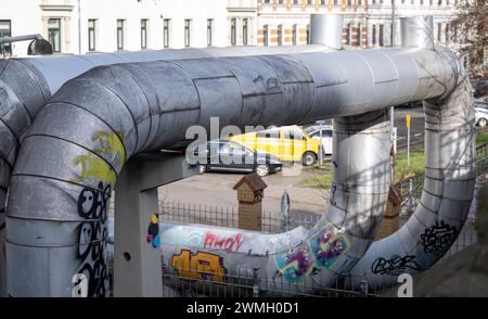 Leipzig, Allemagne. 26 février 2024. Des tuyaux de chauffage urbain longent une rue à Leipzig. La TVA sur la fourniture de gaz et le chauffage urbain a été ramenée à 7 % en octobre 2022. Il sera de nouveau porté à 19 % à partir de mars 2024. Crédit : Hendrik Schmidt/dpa/Alamy Live News Banque D'Images