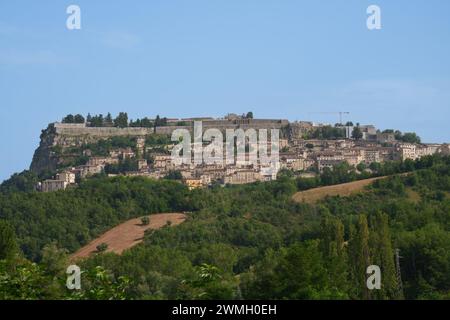 Vue de Civitella del Tronto, dans la province de Teramo, Abruzzes, Italie Banque D'Images