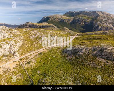 Une vue aérienne des montagnes rocheuses et route sinueuse à Majorque, Espagne Banque D'Images