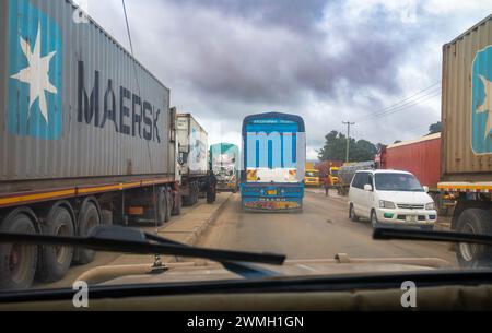 Embouteillages à un arrêt de camions sur la principale autoroute A7 est-ouest de Dar es Salaam en Tanzanie. Banque D'Images