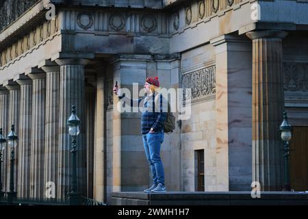 Édimbourg Écosse, Royaume-Uni 26 février 2024. La vie quotidienne sur la butte à côté des Galeries nationales d'Écosse. crédit sst/alamy live news Banque D'Images