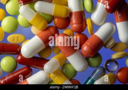 Leipzig, Allemagne. 26 février 2024. Divers comprimés, gélules et comprimés enrobés reposent sur une table à Leipzig. Crédit : Hendrik Schmidt/dpa/Alamy Live News Banque D'Images