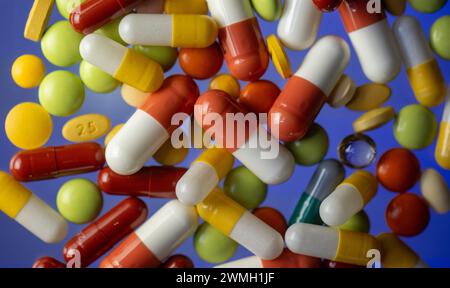 Leipzig, Allemagne. 26 février 2024. Divers comprimés, gélules et comprimés enrobés reposent sur une table à Leipzig. Crédit : Hendrik Schmidt/dpa/Alamy Live News Banque D'Images