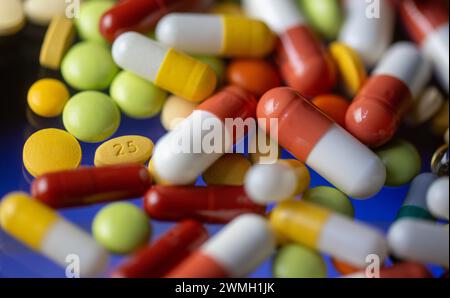 Leipzig, Allemagne. 26 février 2024. Divers comprimés, gélules et comprimés enrobés reposent sur une table à Leipzig. Crédit : Hendrik Schmidt/dpa/Alamy Live News Banque D'Images