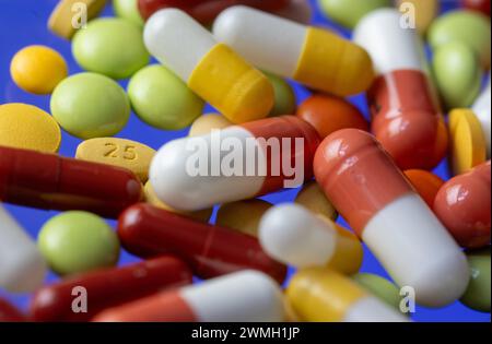 Leipzig, Allemagne. 26 février 2024. Divers comprimés, gélules et comprimés enrobés reposent sur une table à Leipzig. Crédit : Hendrik Schmidt/dpa/Alamy Live News Banque D'Images