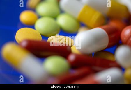 Leipzig, Allemagne. 26 février 2024. Divers comprimés, gélules et comprimés enrobés reposent sur une table à Leipzig. Crédit : Hendrik Schmidt/dpa/Alamy Live News Banque D'Images