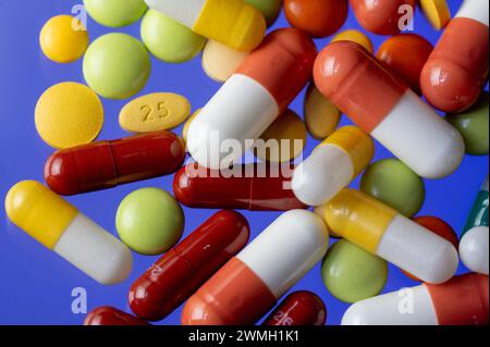 Leipzig, Allemagne. 26 février 2024. Divers comprimés, gélules et comprimés enrobés reposent sur une table à Leipzig. Crédit : Hendrik Schmidt/dpa/Alamy Live News Banque D'Images