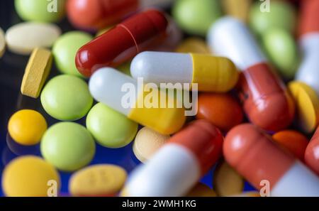 Leipzig, Allemagne. 26 février 2024. Divers comprimés, gélules et comprimés enrobés reposent sur une table à Leipzig. Crédit : Hendrik Schmidt/dpa/Alamy Live News Banque D'Images