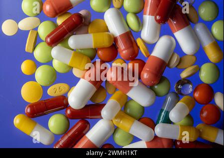 Leipzig, Allemagne. 26 février 2024. Divers comprimés, gélules et comprimés enrobés reposent sur une table à Leipzig. Crédit : Hendrik Schmidt/dpa/Alamy Live News Banque D'Images