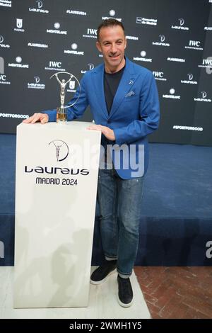 Alessandro del Piero pose avec le trophée Laureus World Sports Award lors de l’annonce des nominations aux Laureus World Sports Awards 2024 au Real CA Banque D'Images