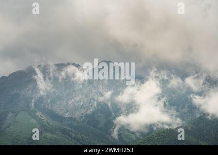 Montagne polonaise Giewont lors d'une tempête en été. Photo de haute qualité Banque D'Images