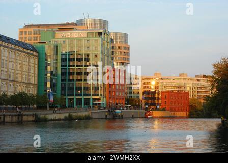 11.09.2008 an der Spree Deutschland/ Berlin Tiergarten/ Moabit/ moderne Architektur/ Innenministerium/ Bürogebäude/ Spree/ Blick von der Spreeseite/ Am Abend/ ***Nutzung nur redaktionell***/ *** 11 09 2008 an der Spree Allemagne Berlin Tiergarten Moabit architecture moderne Ministère de l'intérieur bâtiment Spree View du côté Spree le soir utilisation à des fins éditoriales uniquement Banque D'Images