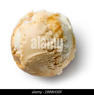 boule de crème glacée vanille et caramel isolée sur fond blanc, vue de dessus Banque D'Images
