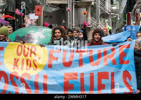 Londres, Royaume-Uni. 26 février 2024. Les activistes de « Mothers Rise Up » organisent une manifestation théâtrale contre le changement climatique devant l'emblématique Lloyd's Building - qui abrite le plus grand marché d'assurance au monde - appelant l'industrie à cesser d'assurer de nouveaux projets de combustibles fossiles. Cette action a ouvert une semaine mondiale d'événements « assurer notre avenir » dans l'espoir de faire pression sur l'industrie pour qu'elle fasse plus pour lutter contre l'urgence climatique. Crédit : Ron Fassbender/Alamy Live News Banque D'Images