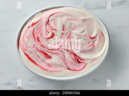 bol de crème glacée maison à la fraise congelée et à la vanille sur la table de cuisine, vue de dessus Banque D'Images