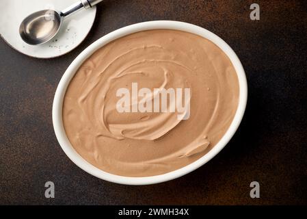 bol de crème glacée au chocolat maison sur fond brun, vue de dessus Banque D'Images