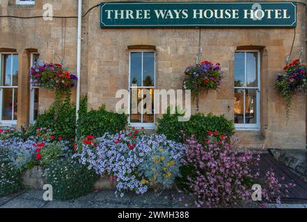 Le Three Ways House Hotel à Mickleton près de Chipping Campden, domicile du Pudding Club. La façade et le bâtiment sont en fleurs. Banque D'Images