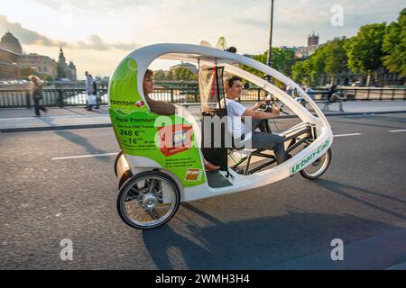 Urban-CAB le taxi écologique en forme de bulle avec passager féminin , Paris, France . Banque D'Images