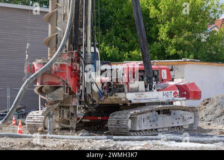 Saint-Max, France - Focus sur un engin de forage blanc et rouge Llamada P-140-TT pour fondations spéciales sur chantier. Banque D'Images