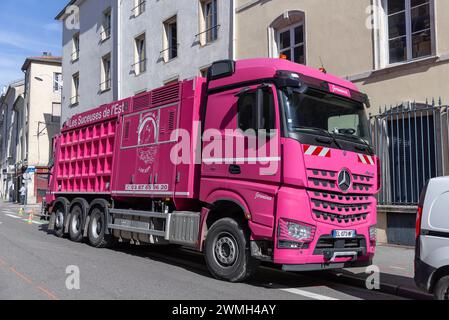 Nancy, France - Focus sur un camion excavateur à aspiration rose Mercedes-Benz Arocs 3263 sur un chantier de construction dans une rue. Banque D'Images