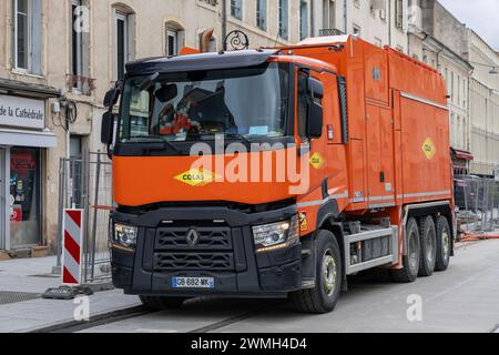 Nancy, France - Focus sur un camion excavateur aspirant orange Renault Trucks C 520 sur un chantier de construction dans une rue. Banque D'Images