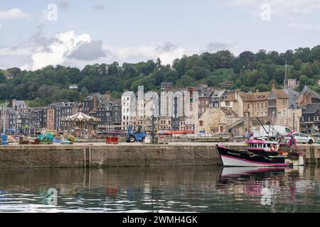 Honfleur, France - Focus sur le port de pêche de Honfleur avec ses chalutiers et le centre-ville historique en arrière-plan. Banque D'Images