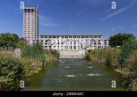 Le Havre, France - les jardins de l'Hôtel de ville et le bâtiment de l'Hôtel de ville du Havre, conçus par Auguste Perret après sa destruction dans la seconde Guerre mondiale Banque D'Images