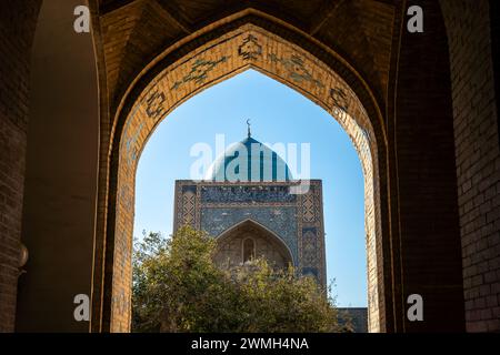 Ancien bâtiment historique avec un beau dôme sur le dessus avec une belle conception en marbre bleu dans un lieu historique, sud de l'Ouzbékistan, histoire de uzb Banque D'Images